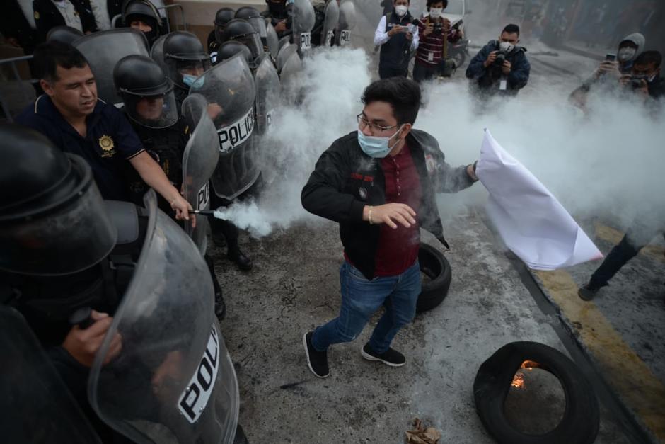 Una iniciativa de ley propone que las fuerzas de seguridad puedan hacer uso de la fuerza en manifestaciones y gozar de medida sustitutiva. (Foto: Soy502/Archivo)&nbsp;