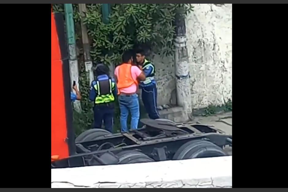 El incidente aparentemente se produjo este martes entre el conductor de un cabezal y un agente de la PMT. (Captura Video)