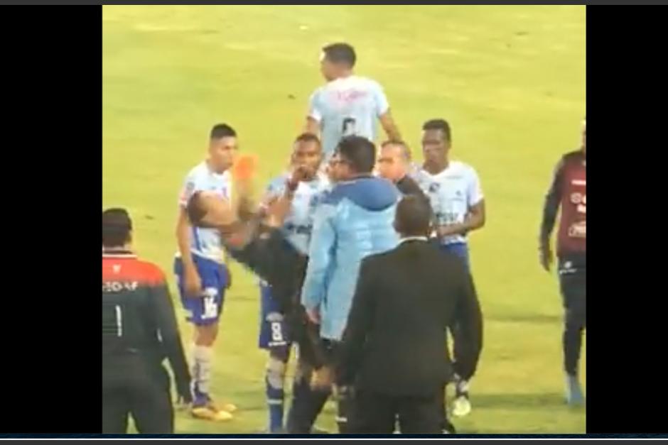 El árbitro recibió fuertes puñetazos en el rostro tras la inconformidad de un preparador de uno de los equipos de disputaban un duelo deportivo en Ecuador. (Foto: captura de pantalla)&nbsp;