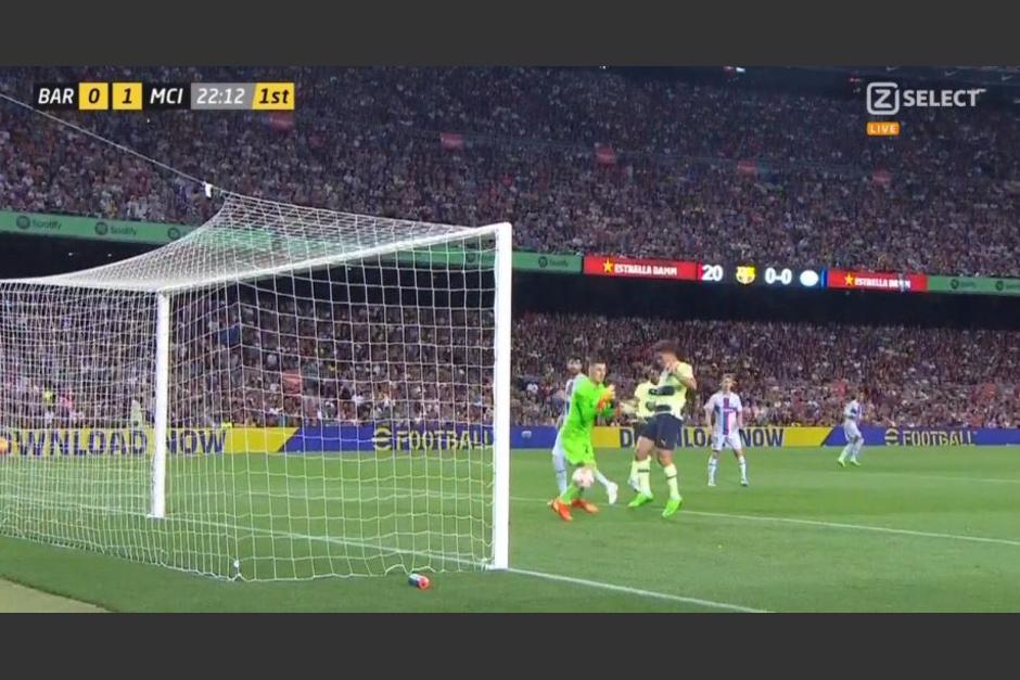 El guardameta suplente del Barcelona no pudo controlar la pelota y permitió el primer tanto del Manchester City. (Captura Video)