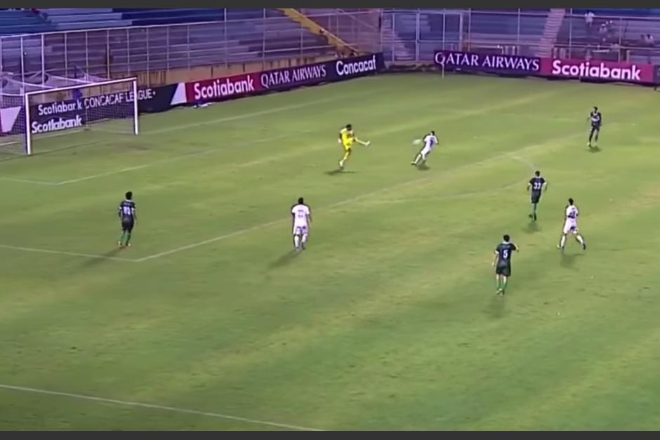 El guardameta disparó directo a la humanidad del delantero que con anotó de forma insólita el gol de Alianza. (Captura Video)