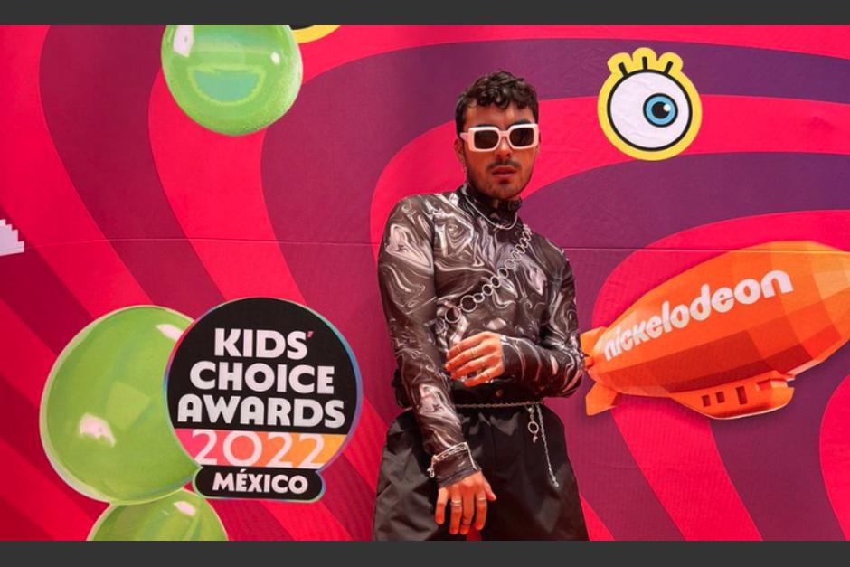 El guatemalteco, Dennis Arana, desfiló en la alfombra naranja de los Kids Choice Awards 2022. (Foto: Twitter)