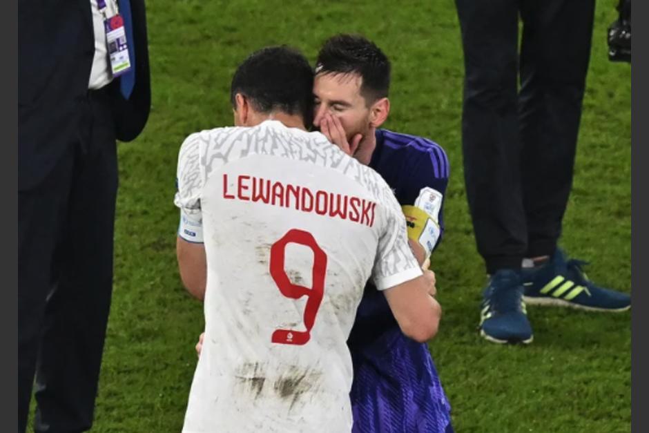 Robert Lewandowski y Lionel Messi dialogaron una vez finalizado el partido (Foto: AFP)