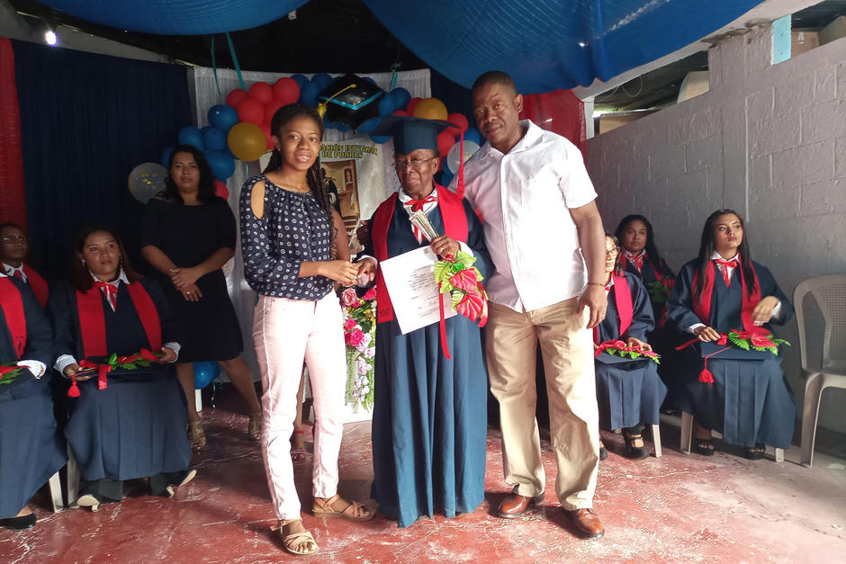 Natividad se graduó a los 70 años de Bachiller. (Foto: Centro de Formación San Martín de Porres)