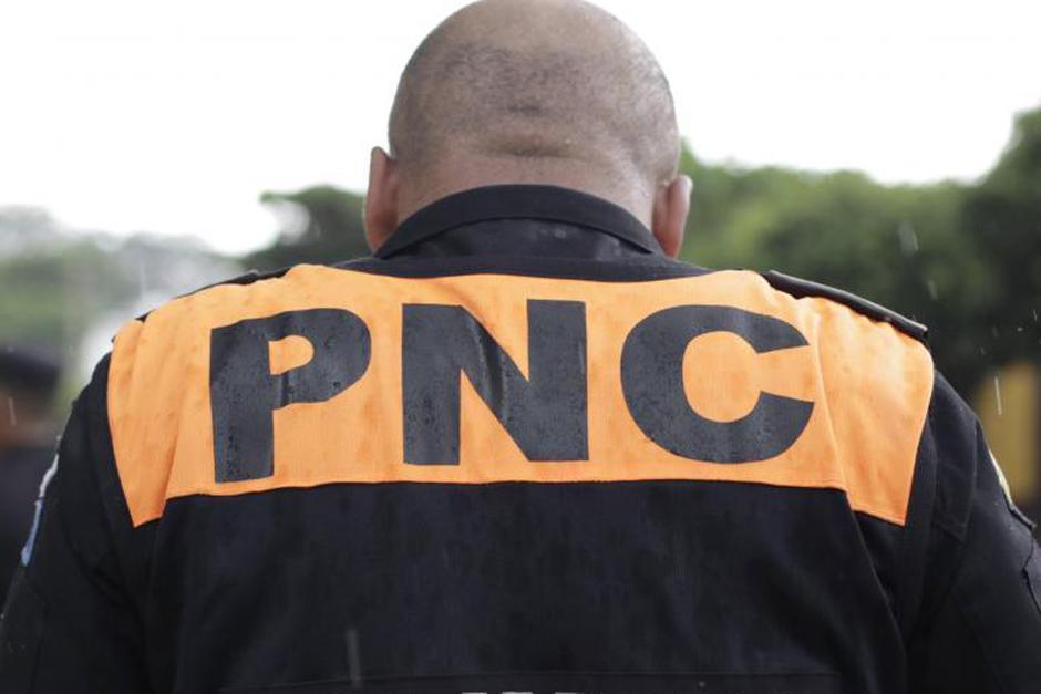 Un agente de PNC habría recibido una "mordida" y fue captado en video. (Foto: archivo/Soy502)