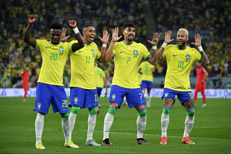 Brasil celebró sus anotaciones con los bailes que esperaban los fanáticos. (Foto: AFP)