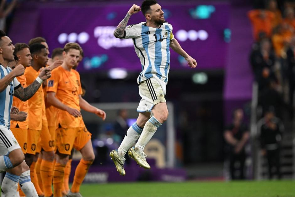 Messi salta de emoción tras el último penal anotado por Lautaro Martínez ante la mirada de Frenkie de Jong. (Foto: AFP)
