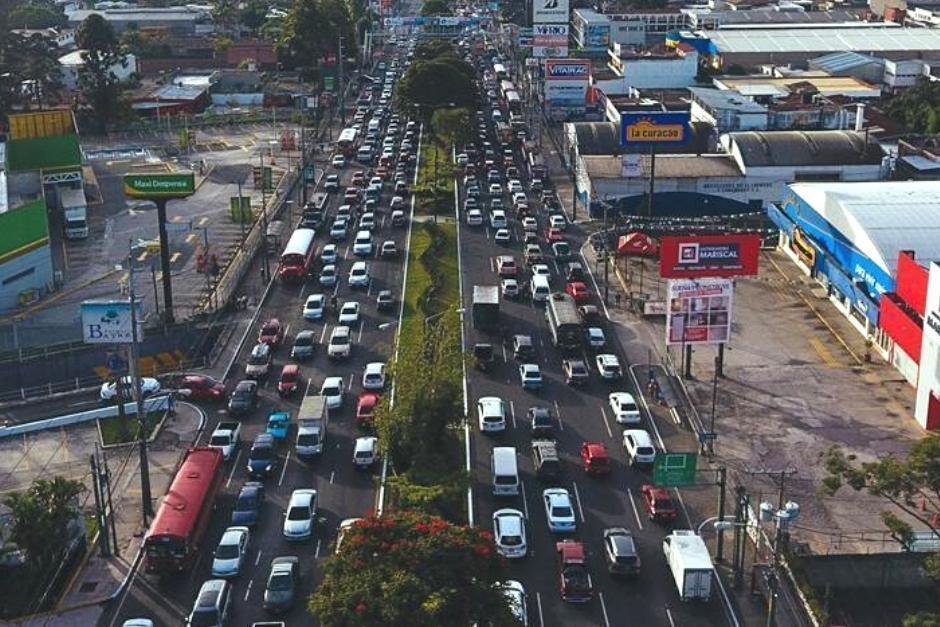Autoridades de tránsito sugieren a los automovilistas utilizar vías alternas para este domingo y evitar largas filas en la Ciudad de Guatemala. (Foto: Archivo/Soy502)
