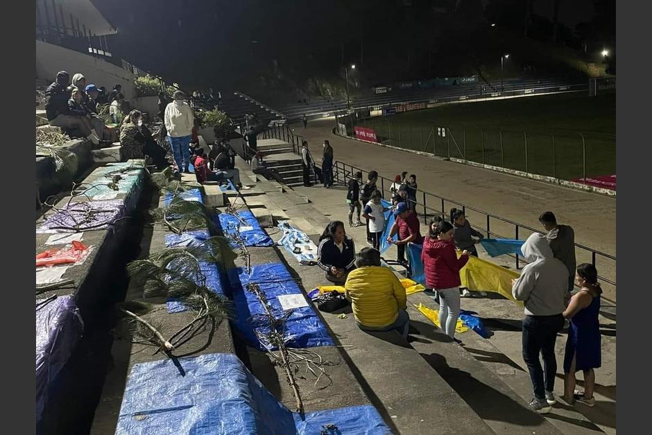 Varios aficionados pasaron la noche en el estadio. (Foto: AFP)&nbsp;