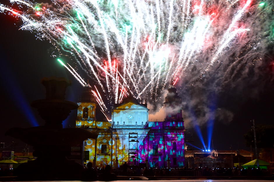El espectáculo iluminó el Centro Histórico de la ciudad. (Foto: Fredy Hernández/Soy502)