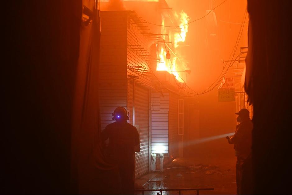 Un incendio en el Mercado de Villa Nueva afecta varios comercios. (Foto: Bomberos Departamentales)