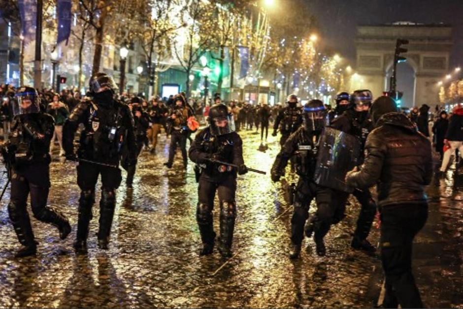 La ciudad de París estuvo envuelta en disturbios tras la victoria argentina en el Mundial de Qatar 2022. (Foto: AFP)