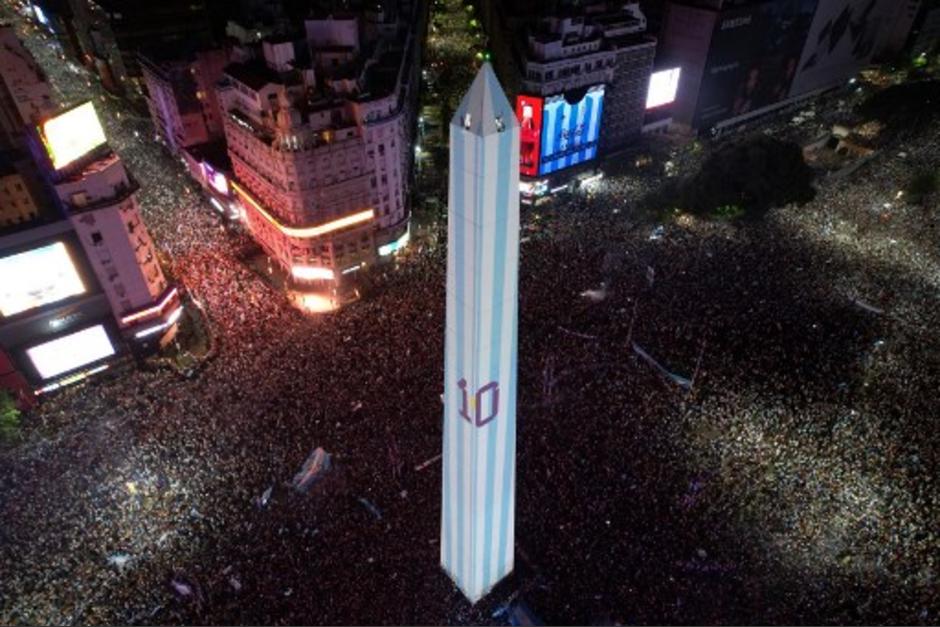 El Obelisco en Buenos aires se vistió de La Albiceleste, con el 10 de Leo Messi. (Foto: aFP)