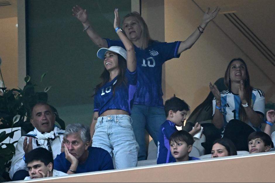 La esposa de Lionel Messi se emocionó tras el gol de "la Pulga". (Foto: AFP)