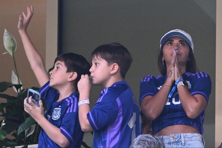 La familia del capitán de Argentina ya se ubicó en el palco para presenciar el juego final ante Francia. (Foto: AFP)