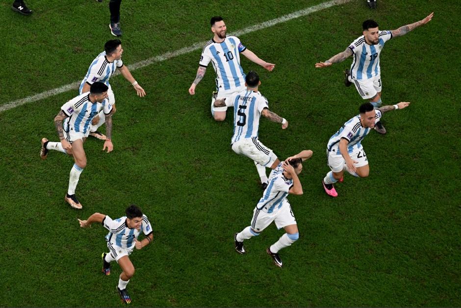 El último penal cobrado por Gonzalo Montiel significó el título para Argentina y su líder sabía que lo anotaría. (Foto: AFP)