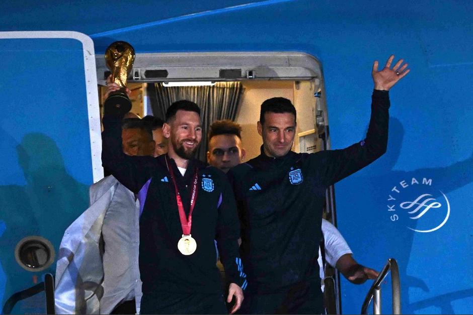 Lionel Messi salió primero del avión que los llevó a Buenos Aires. (Foto: AFP)&nbsp;