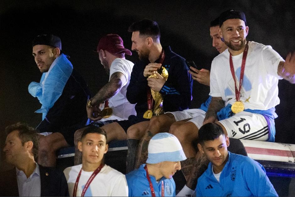 En el recorrido de la Selección de Argentina, a Messi le hicieron una broma. (Foto: AFP)&nbsp;