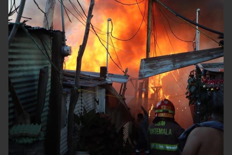 El incendio en zona 21, consumió 42 viviendas. (Foto: Bomberos Municipales)