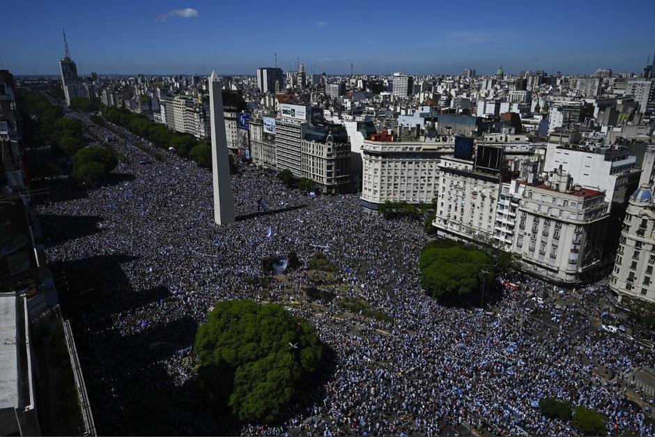 &nbsp;Messi y la selección argentina comienzan caravana de celebración en Buenos Aires. (Foto: AFP)