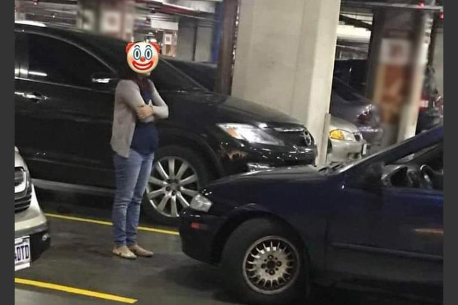 En redes sociales se ha hablado sobre el incidente en el que una mujer aparentemente evita que un vehículo se estacione donde ella aparta el espacio para otro carro. (Foto: Redes Sociales)
