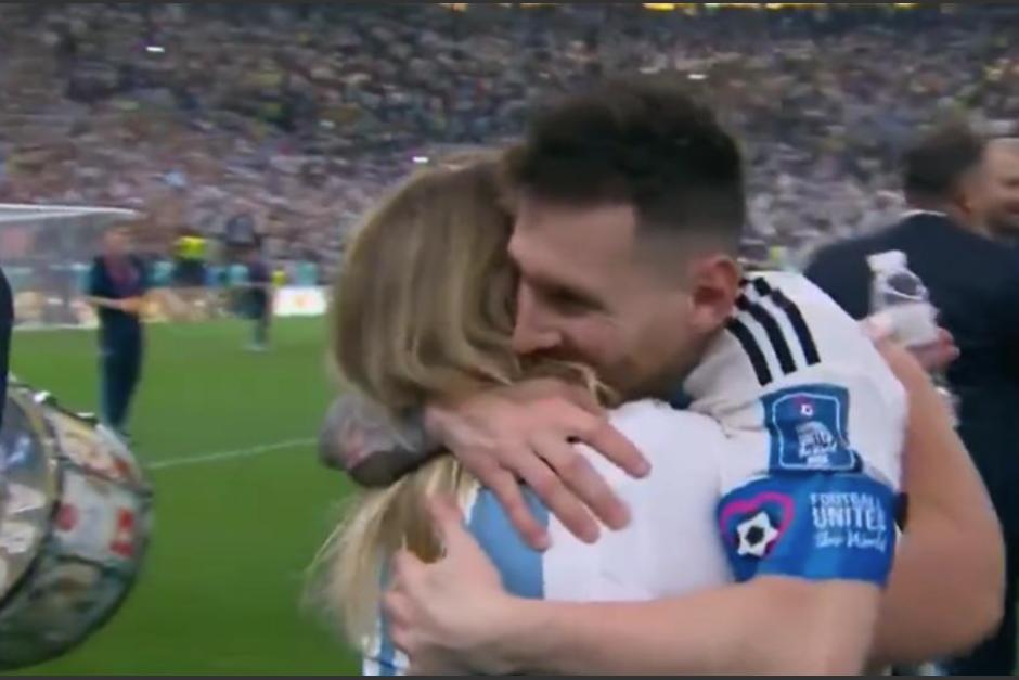 Una mujer rubia corre a darle un abrazo a Messi tras el partido por la final ante Francia. (Foto: captura de pantalla)