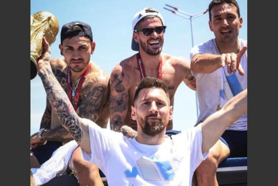 Messi aparentemente le ordenó a Rodrigo De Paul que dejara saltar mientras transcurría la caravana. (Foto: Instagram)