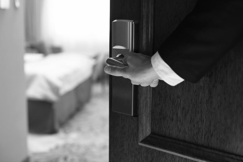 El hombre fue localizado sin vida dentro de una habitación en un hotel de la zona 1. (Foto: Shutterstock)