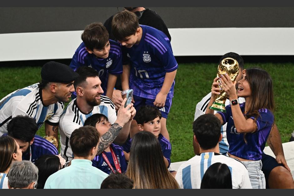 Luego de la premiación, los hijos de los jugadores se quedaron en el campo. (Foto: AFP)