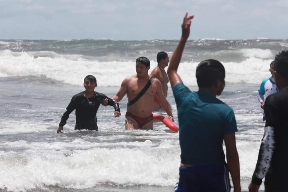 Cinco personas se salvaron de morir ahogados en la playa de Sipacate, Escuintla. (Foto: IGSS)