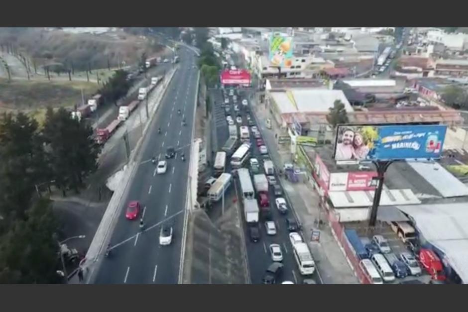 El accidente de tránsito en la ruta al Pacífico paralizó la calzada Raúl Aguilar Batres y afectó hasta la Ciudad de Guatemala. (Foto: captura de video)