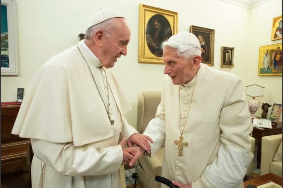 El Papa Francisco pidió elevar oraciones por la salud de su predecesor Benedicto XVI. (Foto: Vatican Media)
