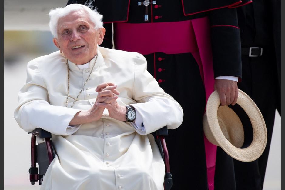 El papa emérito Benedicto XVI se encuentra grave, pero estable. Más tarde, el Vaticano informó que estaba lúcido. (Foto: AFP)