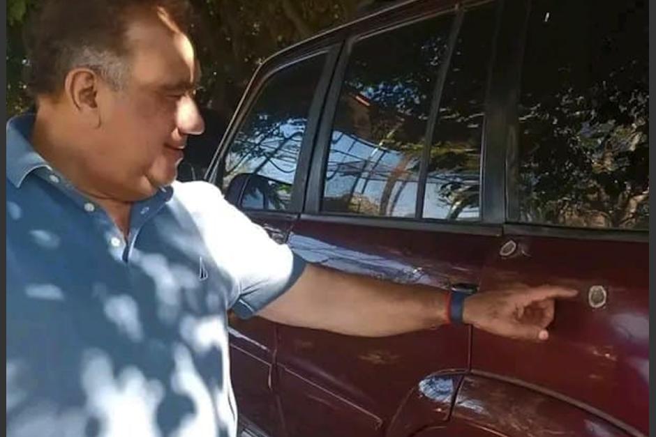Exdiputado Jaime Martínez Lohayza señala unos agujeros supuestamente de bala en su vehículo. (Foto: Cortesía)