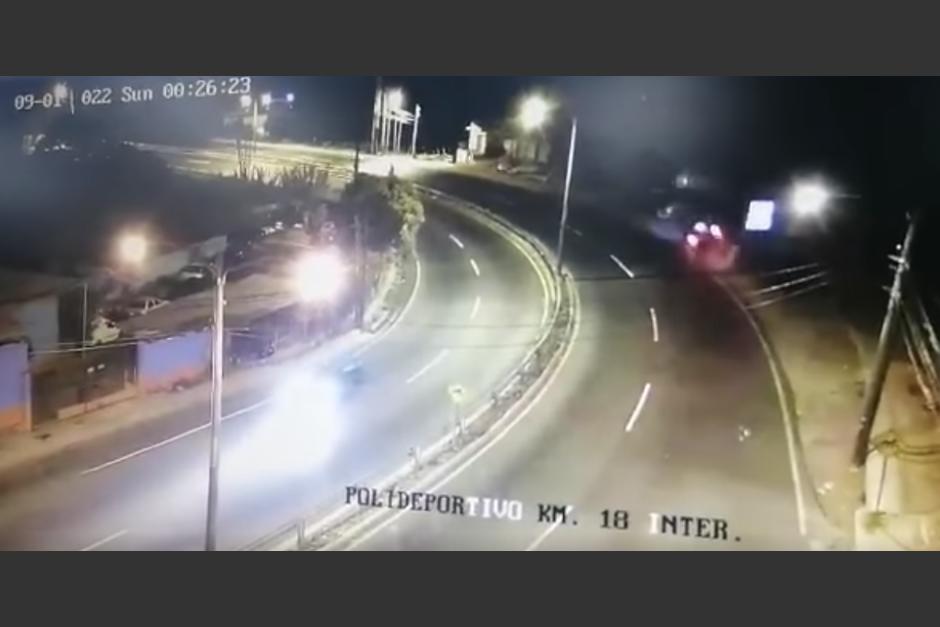 Un vehículo que se conducía a excesiva velocidad perdió el control y colisionó en la ruta Interamericana. (Foto: captura de video)