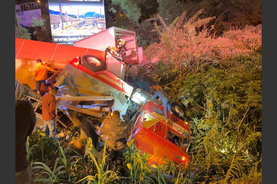 El tráiler iba a toda marcha, pero se descontroló, chocó con otros carros y cayó a un barranco. (Foto: Muni Mixco)