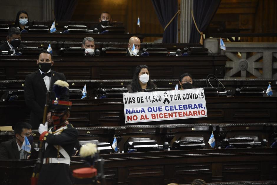 Para la celebración del Bicentenario, diputados de oposición colocaron mantas en rechazo al presidente Alejandro Giammattei. (Foto: Archivo/Soy502)