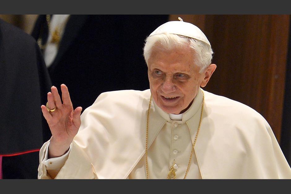El papa emérito Benedicto XVI aparece junto a otros líderes religiosos señalados de no tomar acciones sobre las denuncias de abusos. (Foto: AFP)
