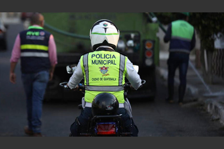 Un video dejó en evidencia el momento en el que un conductor se pasó llevando a un Policía Municipal de Seguridad y condujo con él sobre el capó. (Foto: DCA)&nbsp;