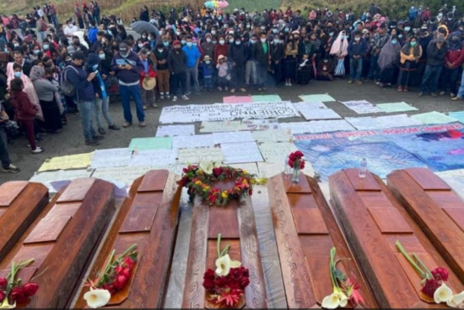 Los restos de 13 personas, incluidos 4 menores de edad, son honrados, después de haber sido asesinadas debido al conflicto entre Nahualá y Santa Catarina Ixtahuacán. (Foto: Región Más)