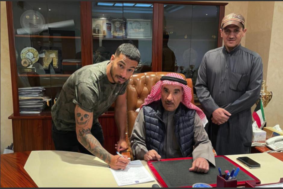 Marco Domínguez firmo su contrato en el equipo Yarmouk Sport Club de Kuwait. (Foto: Twitter oficial)&nbsp;