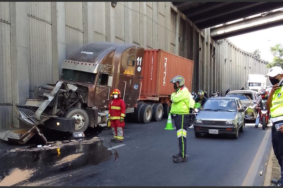 Un vehículo del transporte pesado chocó contra un paredón en la parte baja del puente de Novicentro, según informaron Bomberos Municipales. (Foto ilustrativa: Archivo/Soy502)