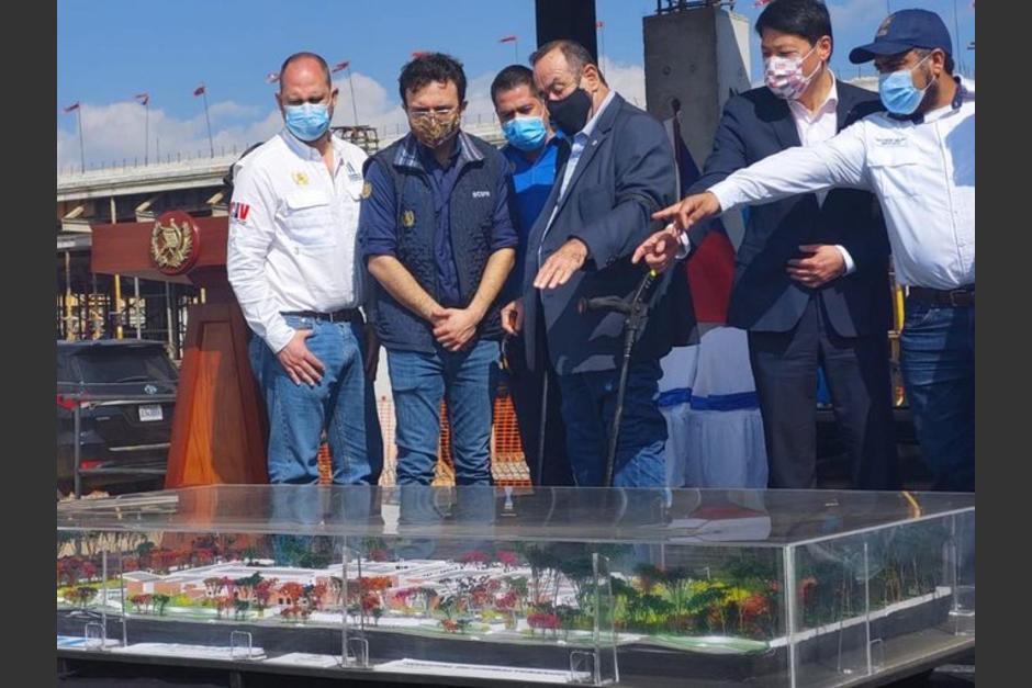 Giammattei junto a miembros del gobierno de Taiwán supervisando la obra. (Foto: Twitter)