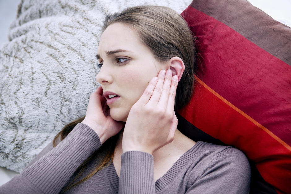 Según especialistas, el tinnitus se ha presentado en más pacientes contagiados con la variante Ómicron. (Foto: Shutterstock)&nbsp;