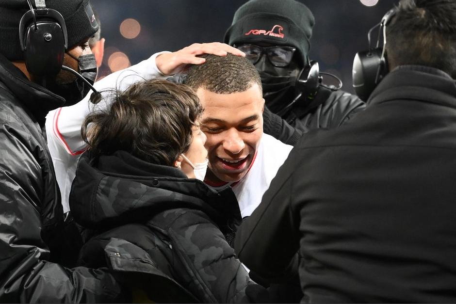 Mbappé protegió al niño, lo abrazó para celebrar el tanto y luego pidió que lo trataran con amabilidad para retirarlo del campo. (Foto: AFP)