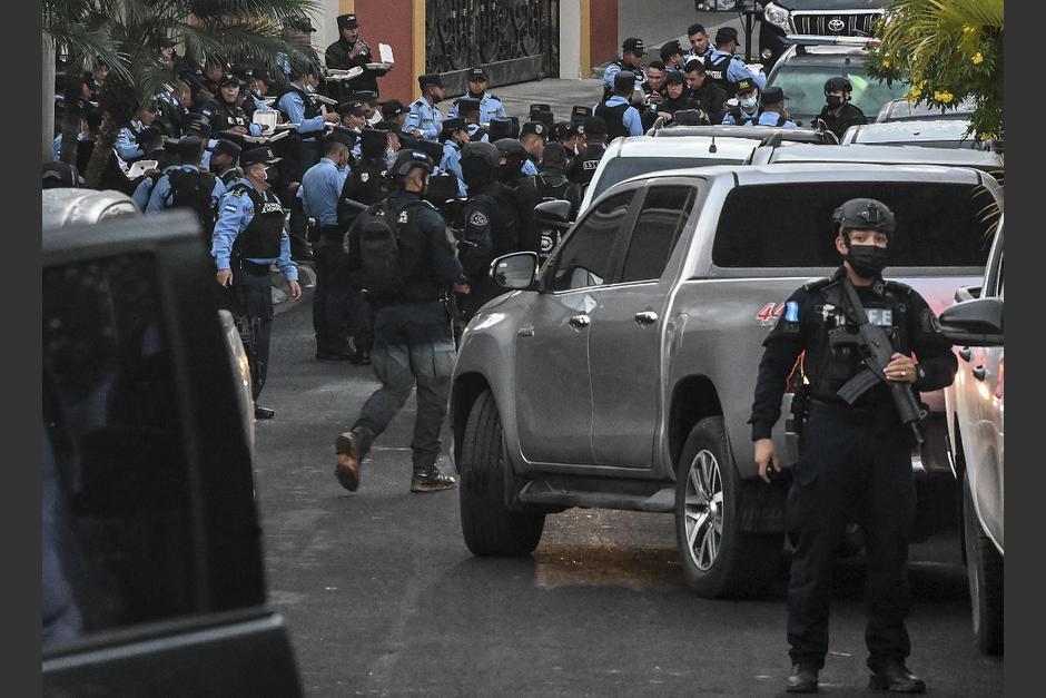 Decenas de policías afuera de la casa del expresidente hondureño. (Foto: AFP)&nbsp;