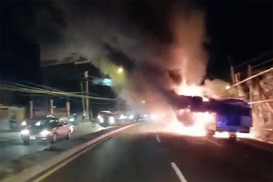Un bus se incendió en el kilómetro 19 de la ruta Interamericana. (Foto: Bomberos Voluntarios)&nbsp;