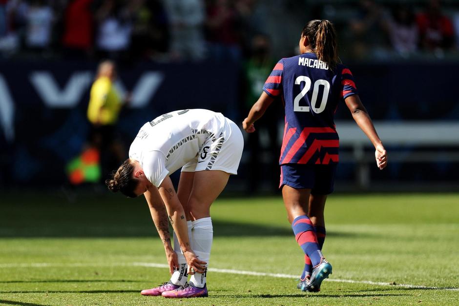 La jugadora neozelandesa no pudo contener su frustración tras marcar tres autogoles en 35 minutos. (Foto: AFP)