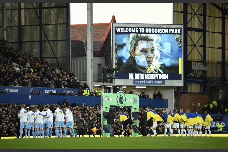 El estadio Goodison Park y los jugadores de Everton y Manchester City mostraron su solidaridad a Ucrania. (Foto: AFP)