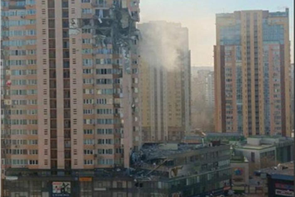 El edificio fue impactado por un misil ruso. (Foto: Twitter)